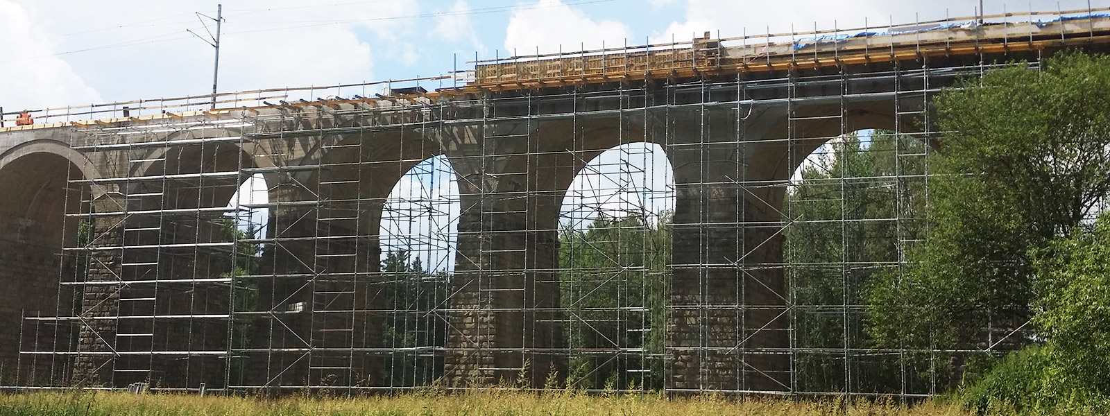 Ostrov nad Oslavou, Železniční most